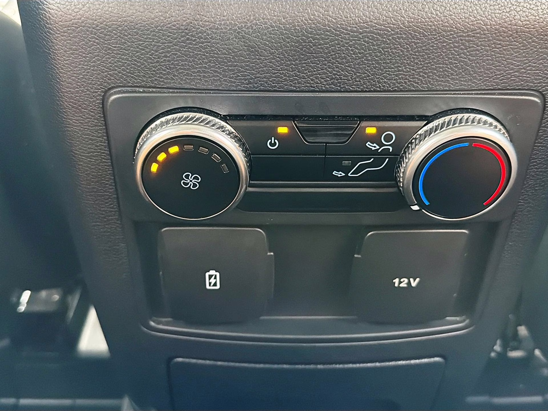 2023 Iconic Silver Metallic Ford Explorer XLT RWD SUV