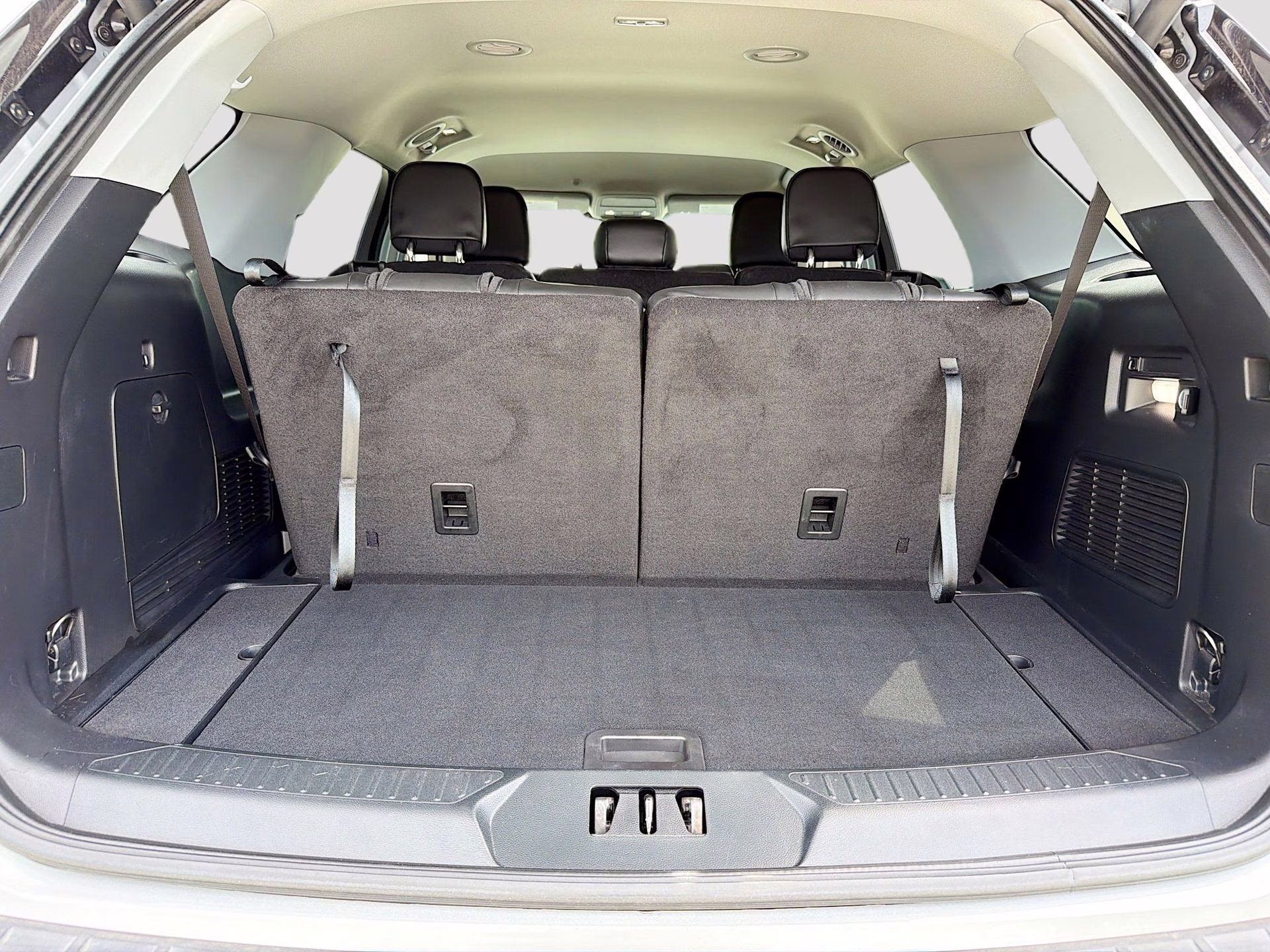 2023 Iconic Silver Metallic Ford Explorer XLT RWD SUV