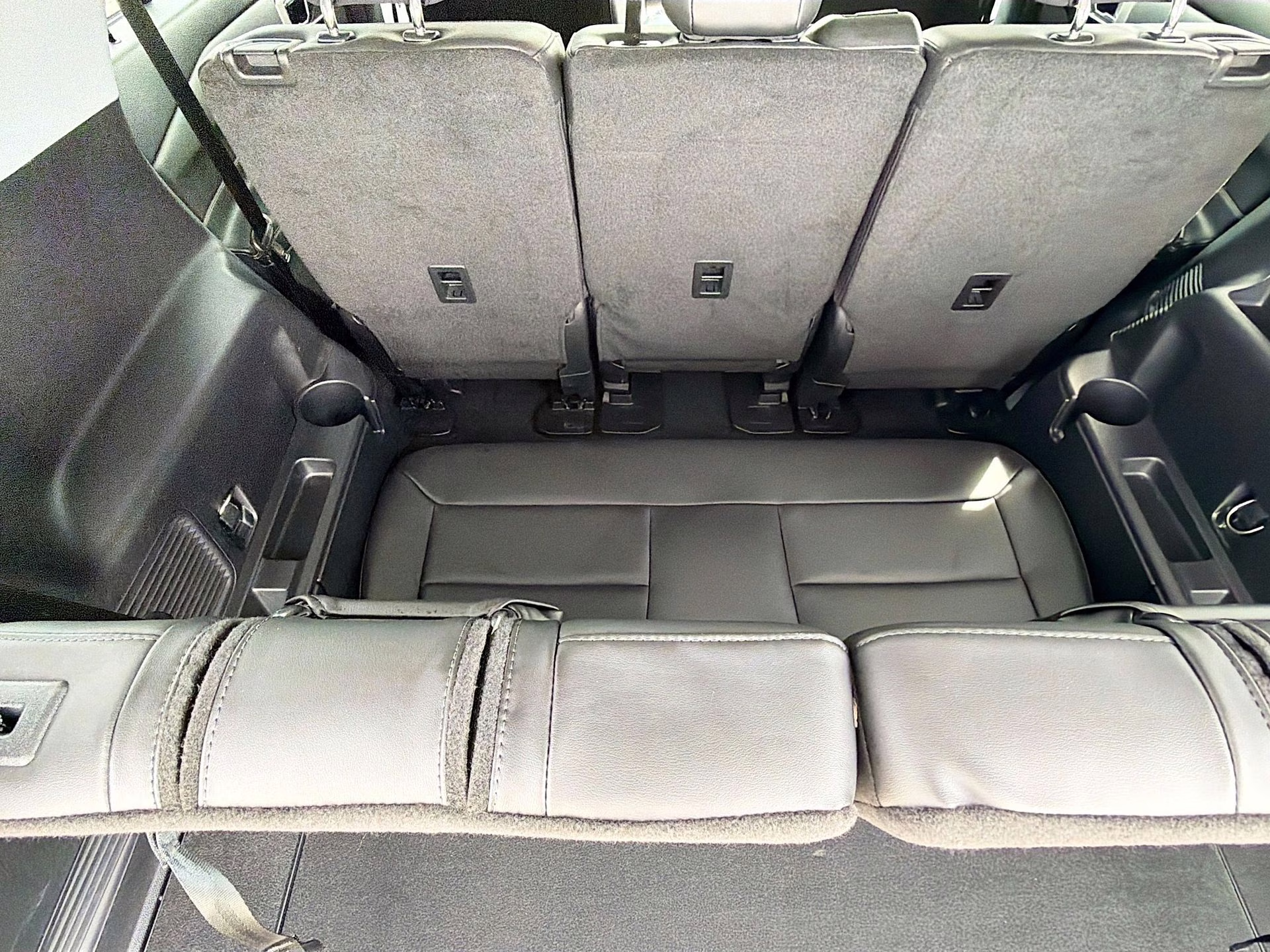 2023 Iconic Silver Metallic Ford Explorer XLT RWD SUV