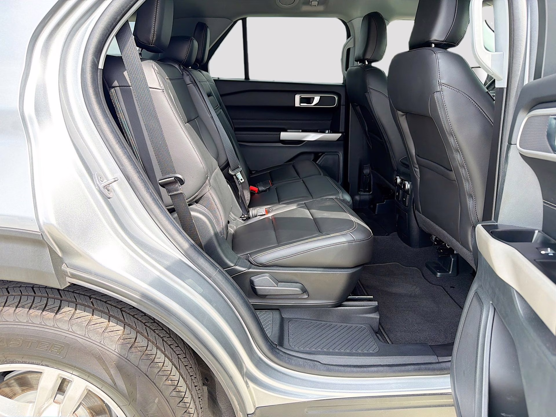 2023 Iconic Silver Metallic Ford Explorer XLT RWD SUV