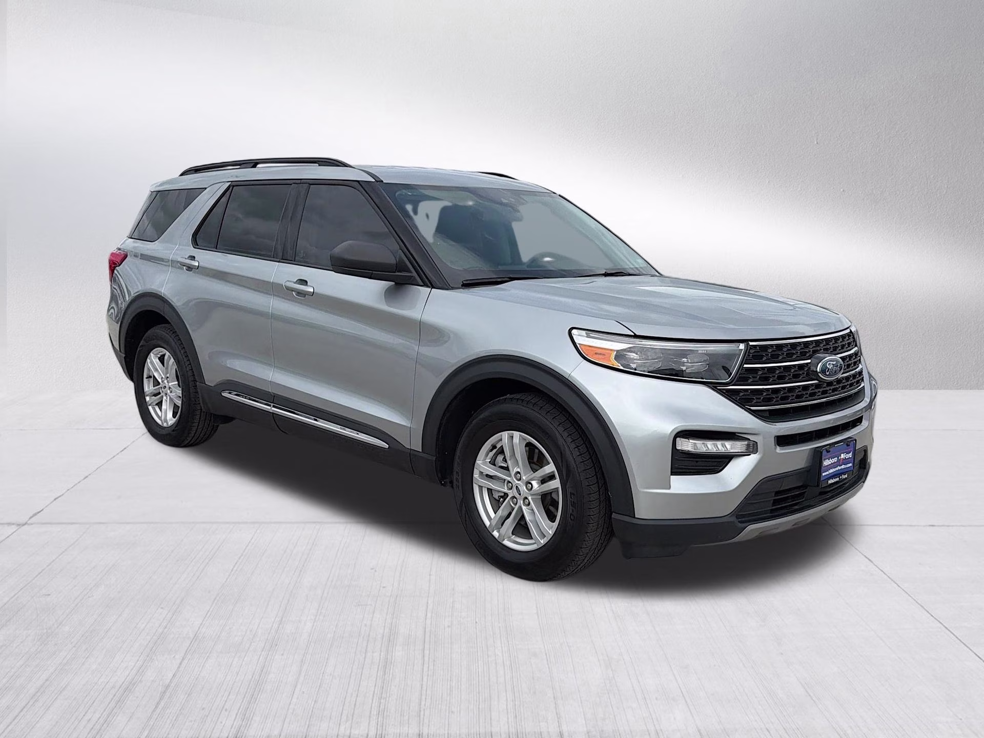 2023 Iconic Silver Metallic Ford Explorer XLT RWD SUV