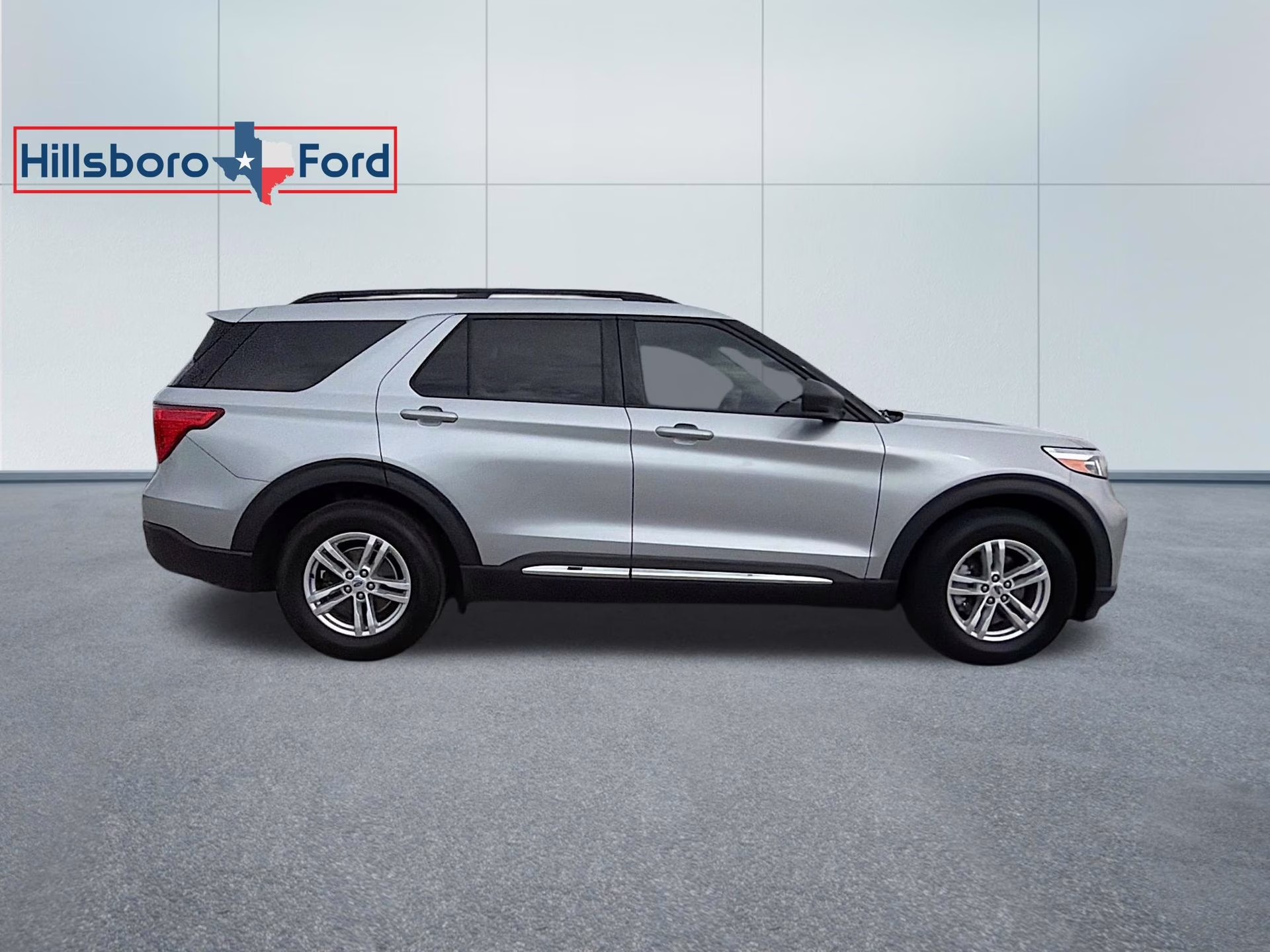 2023 Iconic Silver Metallic Ford Explorer XLT RWD SUV