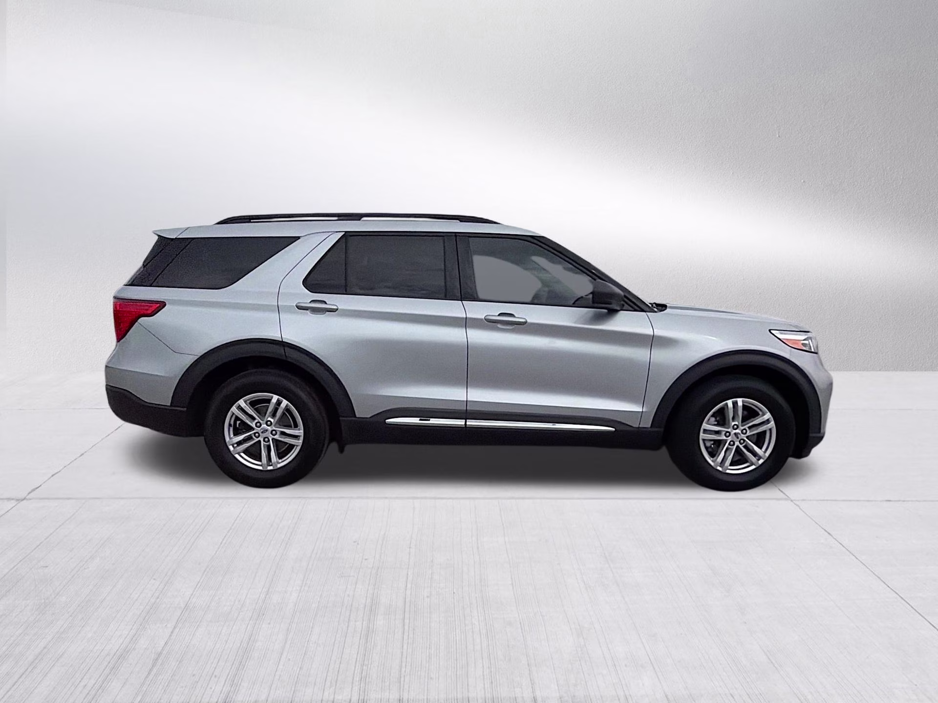 2023 Iconic Silver Metallic Ford Explorer XLT RWD SUV