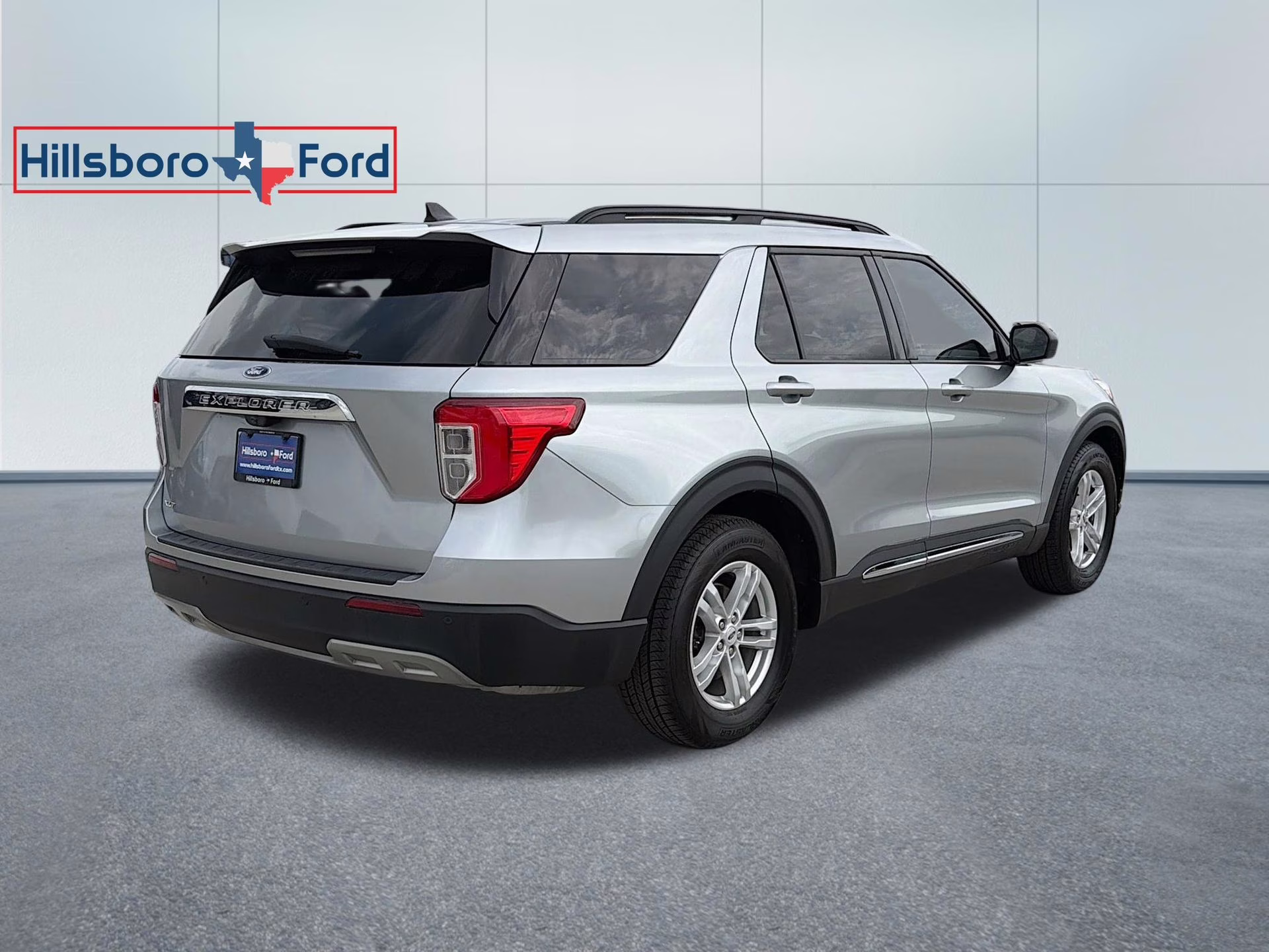 2023 Iconic Silver Metallic Ford Explorer XLT RWD SUV