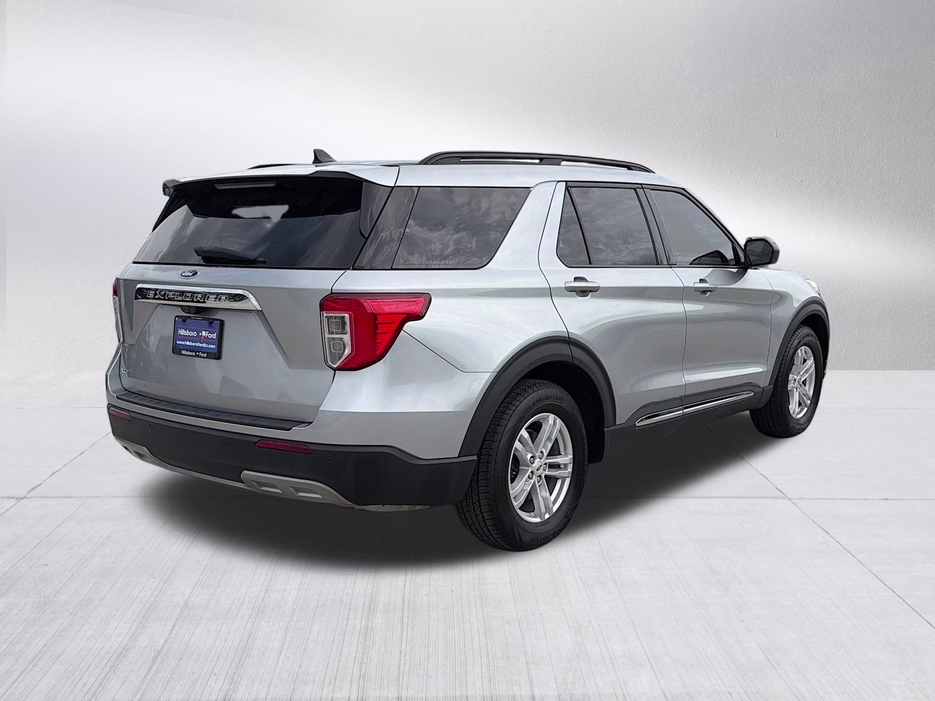2023 Iconic Silver Metallic Ford Explorer XLT RWD SUV