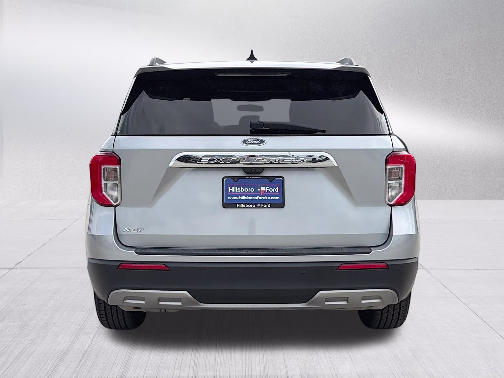 2023 Iconic Silver Metallic Ford Explorer XLT RWD SUV