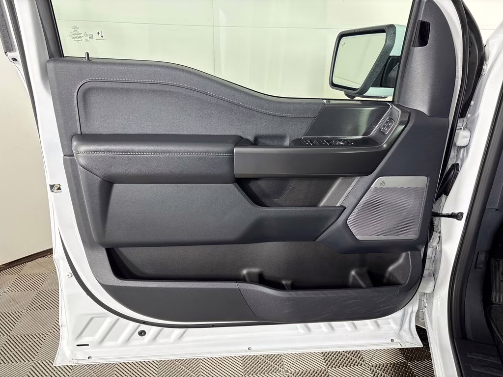 2025 Oxford White Ford F-150 Lariat 4X4 Truck