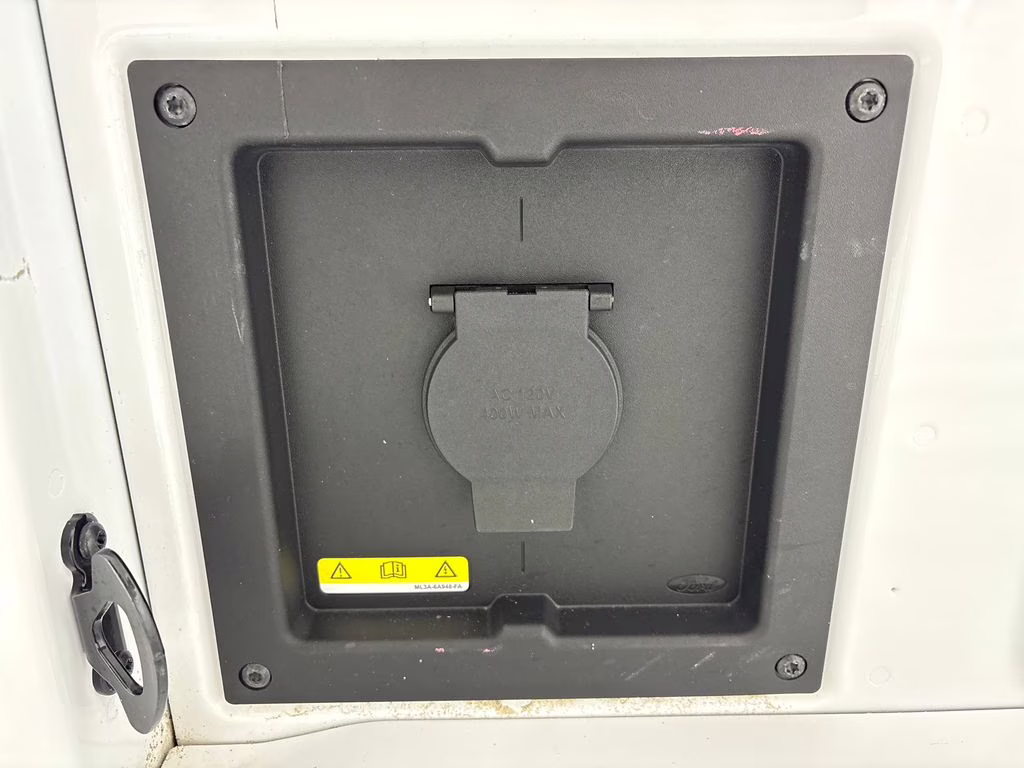 2025 Oxford White Ford F-150 Lariat 4X4 Truck