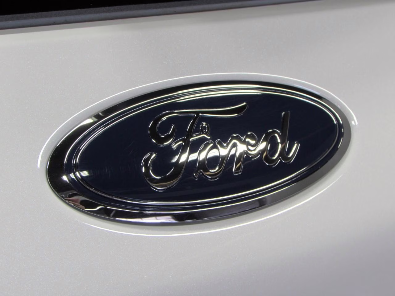 2026 Star White Metallic Tri-Coat Ford Escape Hybrid ST-Line Select AWD SUV