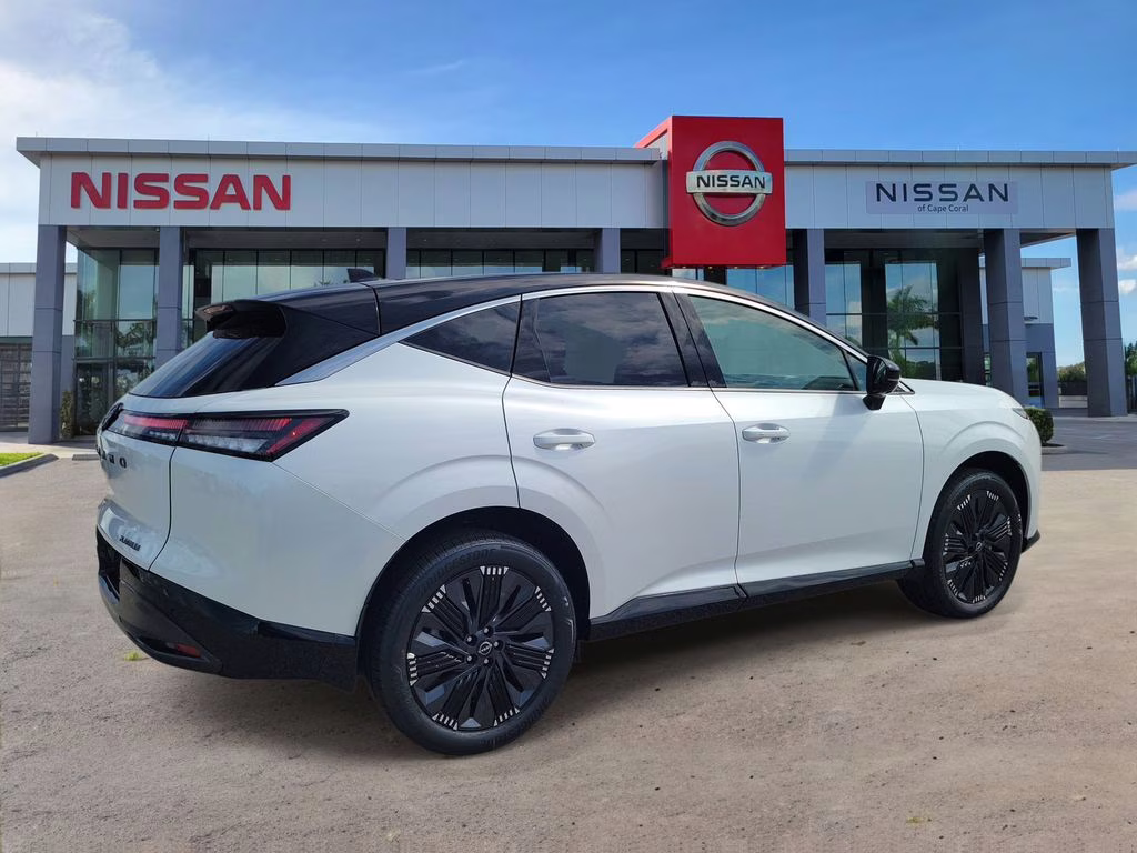2026 Everest White Pearl/Black Nissan Murano Platinum AWD SUV