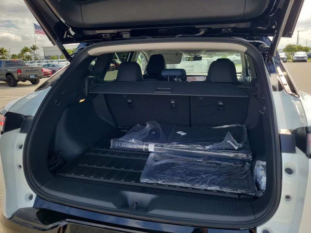 2026 Everest White Pearl/Black Nissan Murano Platinum AWD SUV