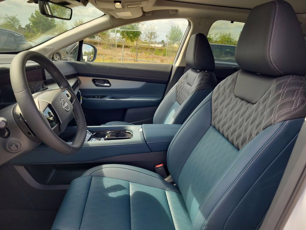 2026 Everest White Pearl/Black Nissan Murano Platinum AWD SUV