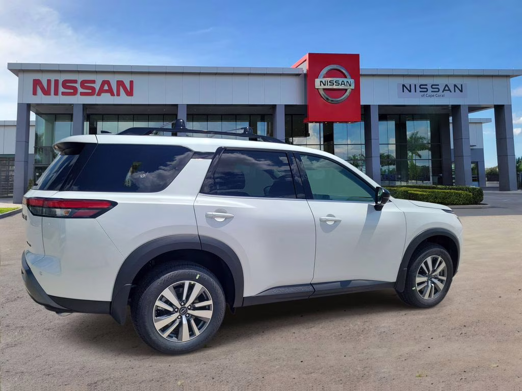 2026 Everest White Pearl Tricoat Nissan Pathfinder SL 4X4 SUV