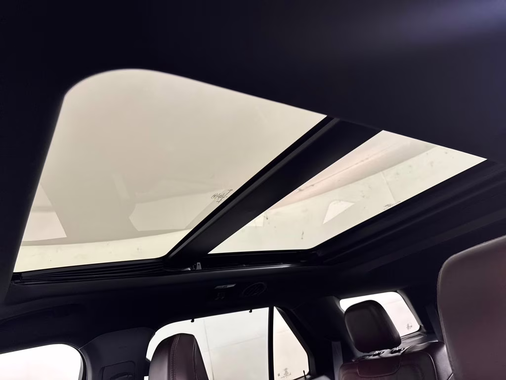 2020 Star White Metallic Tri-Coat Ford Explorer Platinum 4X4 SUV