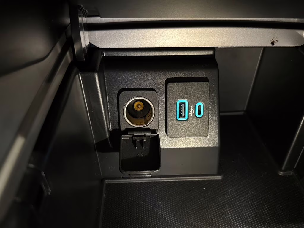 2020 Star White Metallic Tri-Coat Ford Explorer Platinum 4X4 SUV