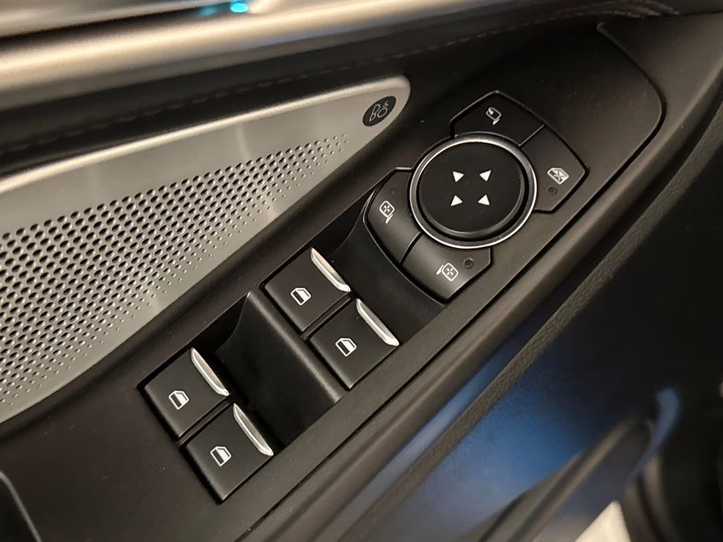 2020 Star White Metallic Tri-Coat Ford Explorer Platinum 4X4 SUV