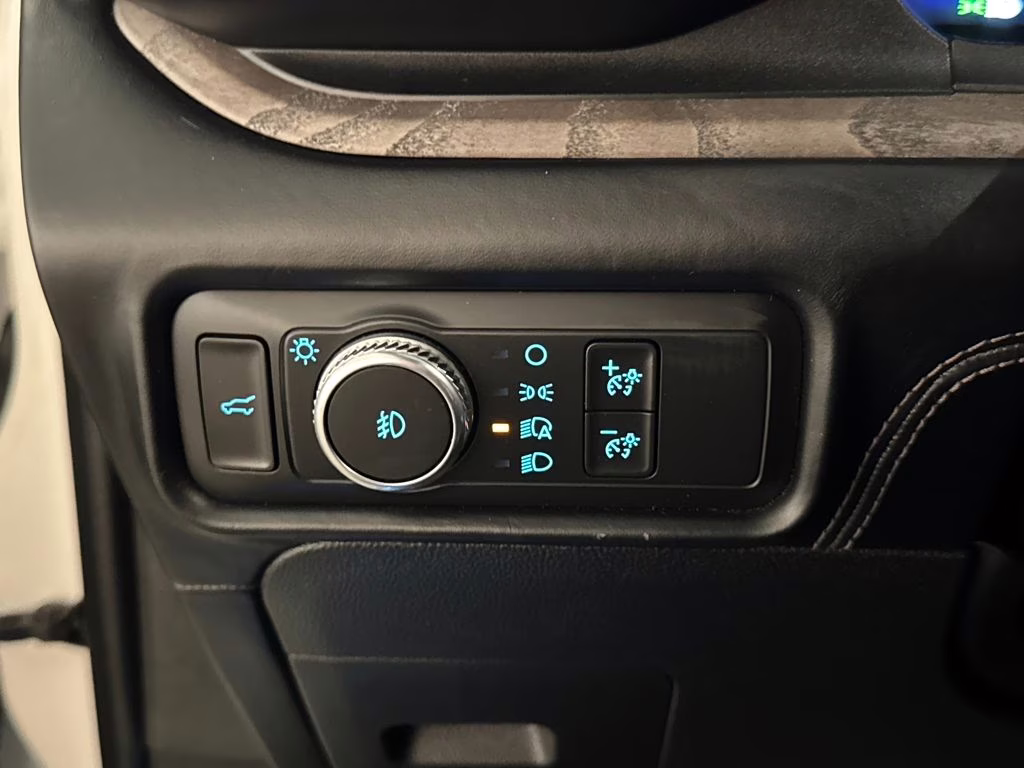 2020 Star White Metallic Tri-Coat Ford Explorer Platinum 4X4 SUV