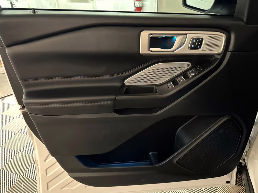 2020 Star White Metallic Tri-Coat Ford Explorer Platinum 4X4 SUV