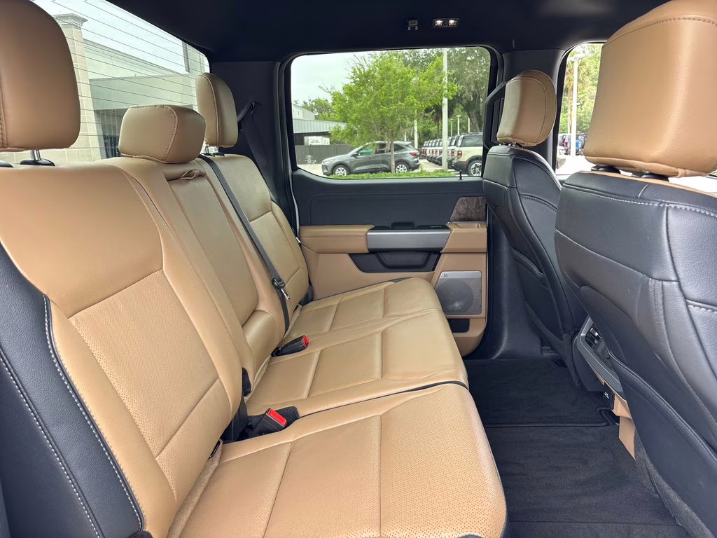 2026 Oxford White Ford Super Duty F-250 SRW Lariat 4X4 Truck