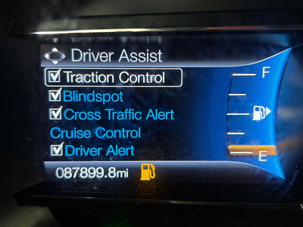 2019 White Platinum Clearcoat Metallic Ford Explorer XLT 4X4 SUV