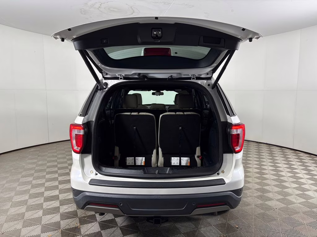 2019 White Platinum Clearcoat Metallic Ford Explorer XLT 4X4 SUV
