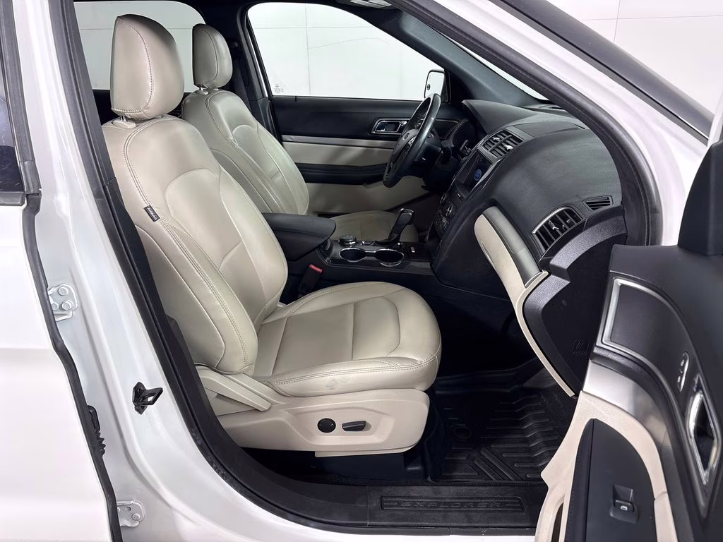 2019 White Platinum Clearcoat Metallic Ford Explorer XLT 4X4 SUV