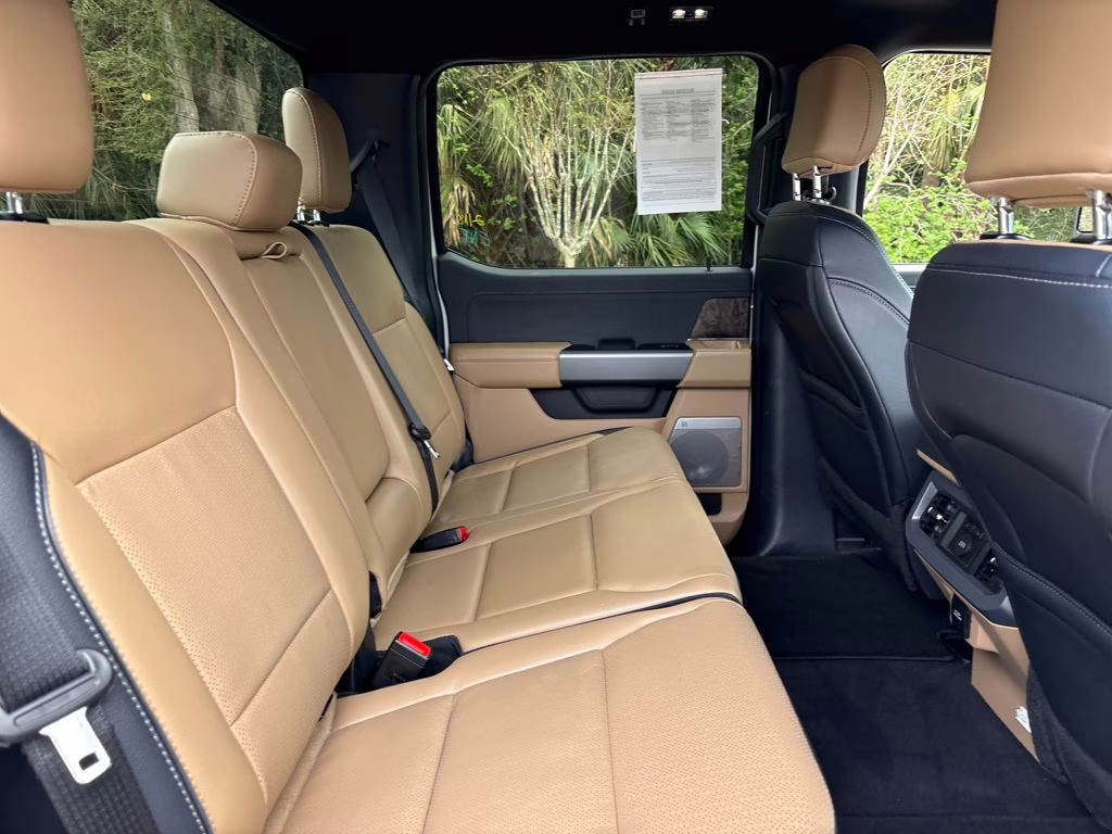 2026 Oxford White Ford Super Duty F-250 SRW Lariat 4X4 Truck