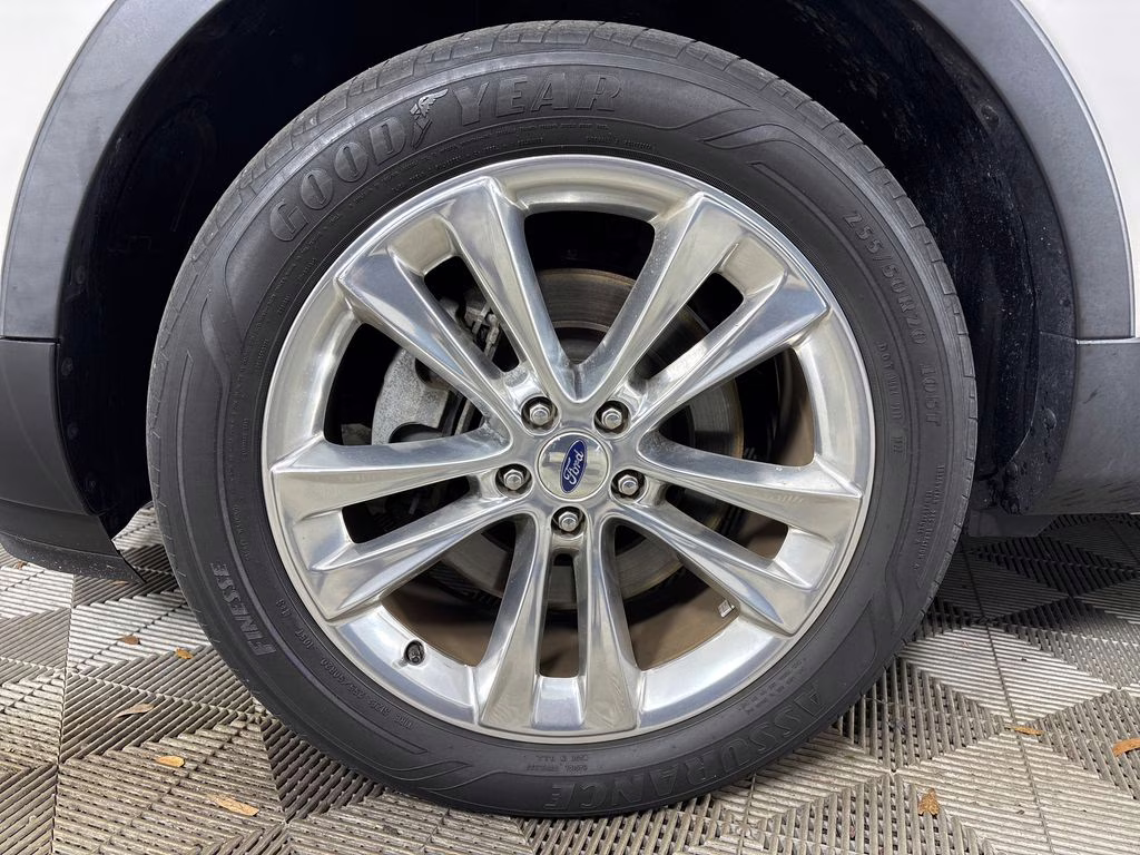 2019 White Platinum Clearcoat Metallic Ford Explorer XLT 4X4 SUV