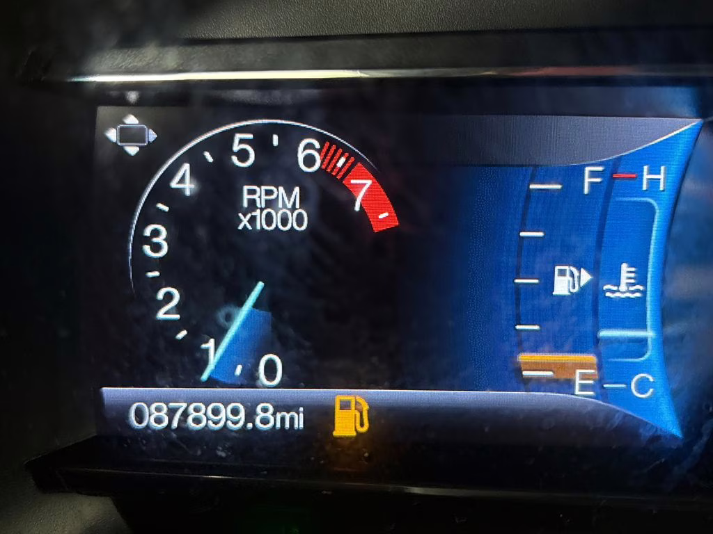 2019 White Platinum Clearcoat Metallic Ford Explorer XLT 4X4 SUV