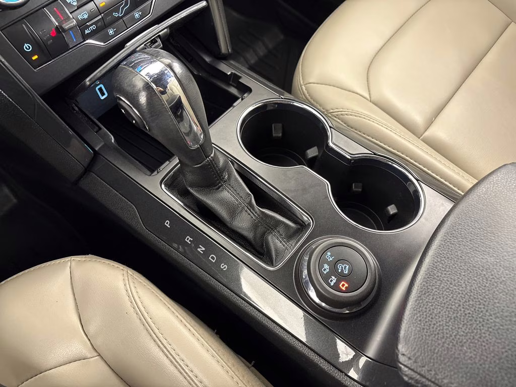 2019 White Platinum Clearcoat Metallic Ford Explorer XLT 4X4 SUV