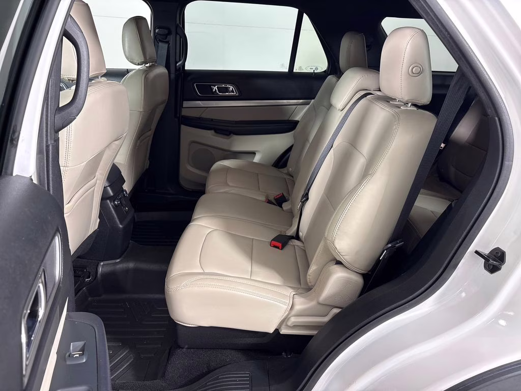 2019 White Platinum Clearcoat Metallic Ford Explorer XLT 4X4 SUV