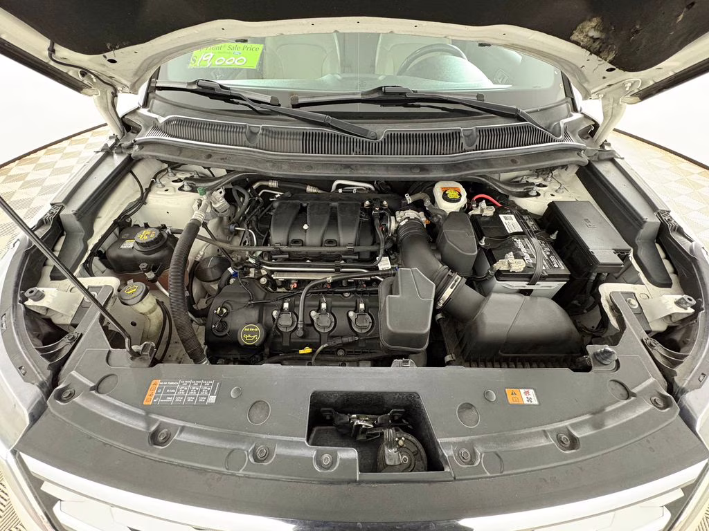 2019 White Platinum Clearcoat Metallic Ford Explorer XLT 4X4 SUV