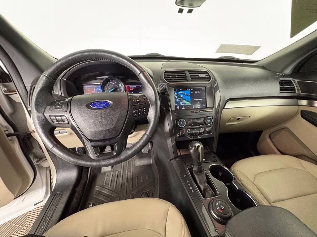 2019 White Platinum Clearcoat Metallic Ford Explorer XLT 4X4 SUV