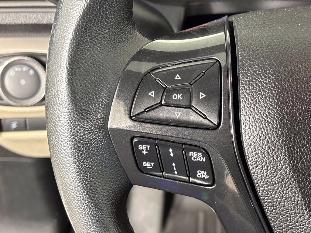 2019 White Platinum Clearcoat Metallic Ford Explorer XLT 4X4 SUV