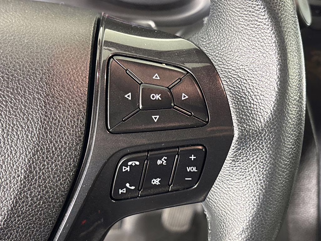 2019 White Platinum Clearcoat Metallic Ford Explorer XLT 4X4 SUV