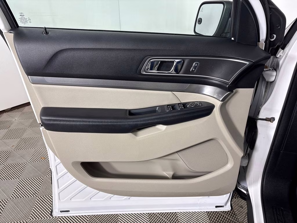 2019 White Platinum Clearcoat Metallic Ford Explorer XLT 4X4 SUV