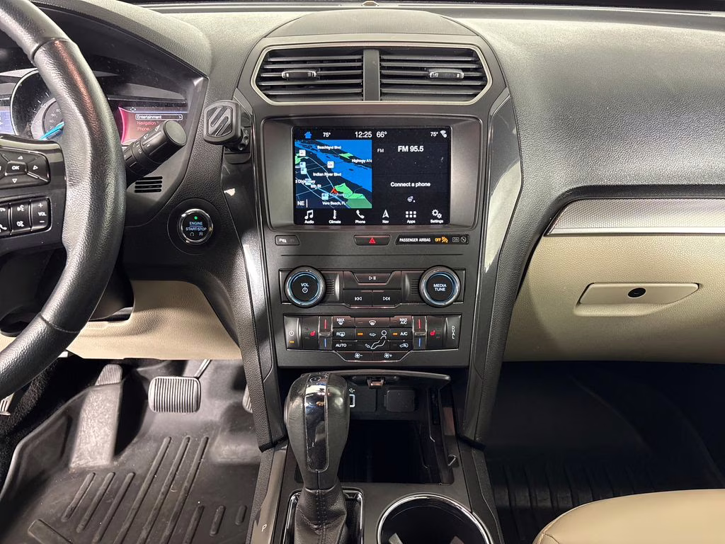 2019 White Platinum Clearcoat Metallic Ford Explorer XLT 4X4 SUV