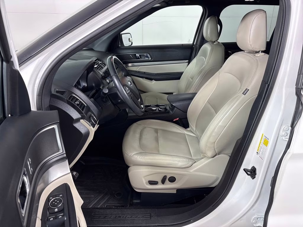 2019 White Platinum Clearcoat Metallic Ford Explorer XLT 4X4 SUV