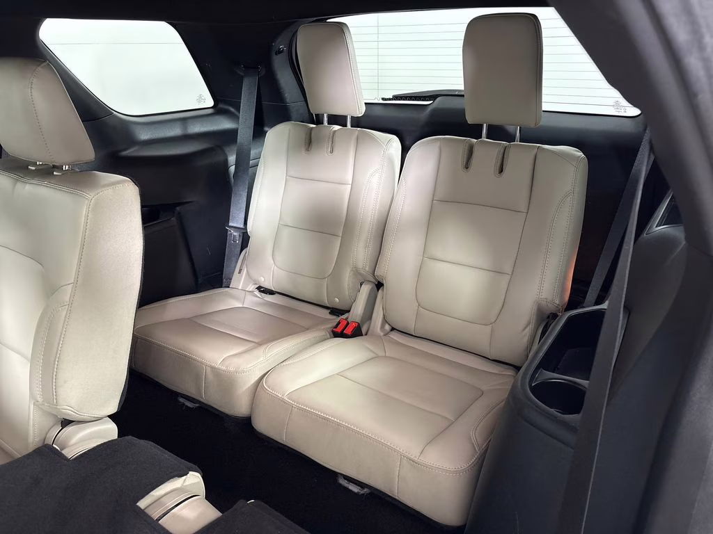 2019 White Platinum Clearcoat Metallic Ford Explorer XLT 4X4 SUV