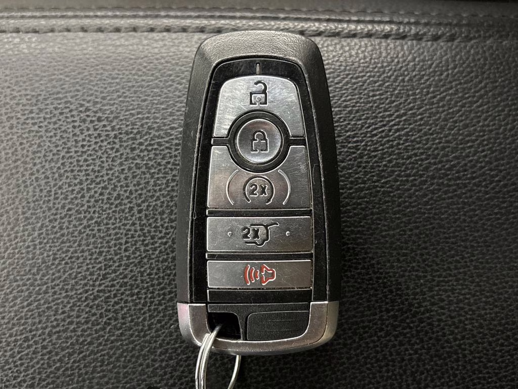 2019 White Platinum Clearcoat Metallic Ford Explorer XLT 4X4 SUV