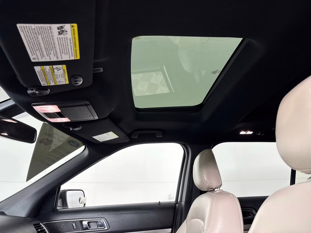 2019 White Platinum Clearcoat Metallic Ford Explorer XLT 4X4 SUV