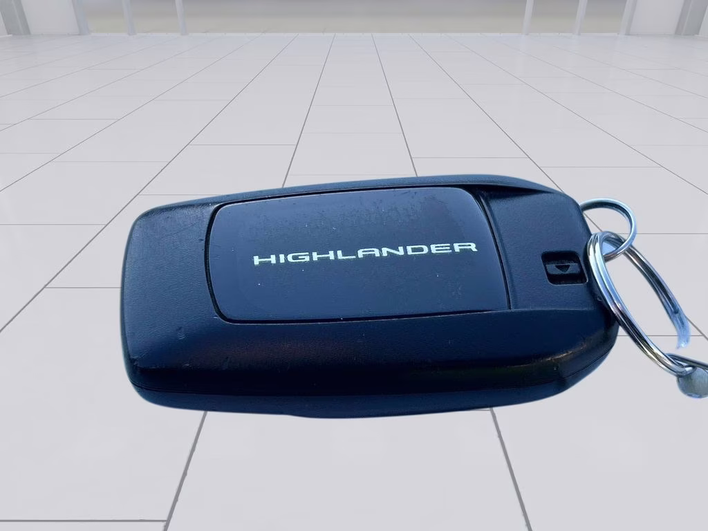 2024 Celestial Silver Metallic Toyota Highlander LE AWD SUV