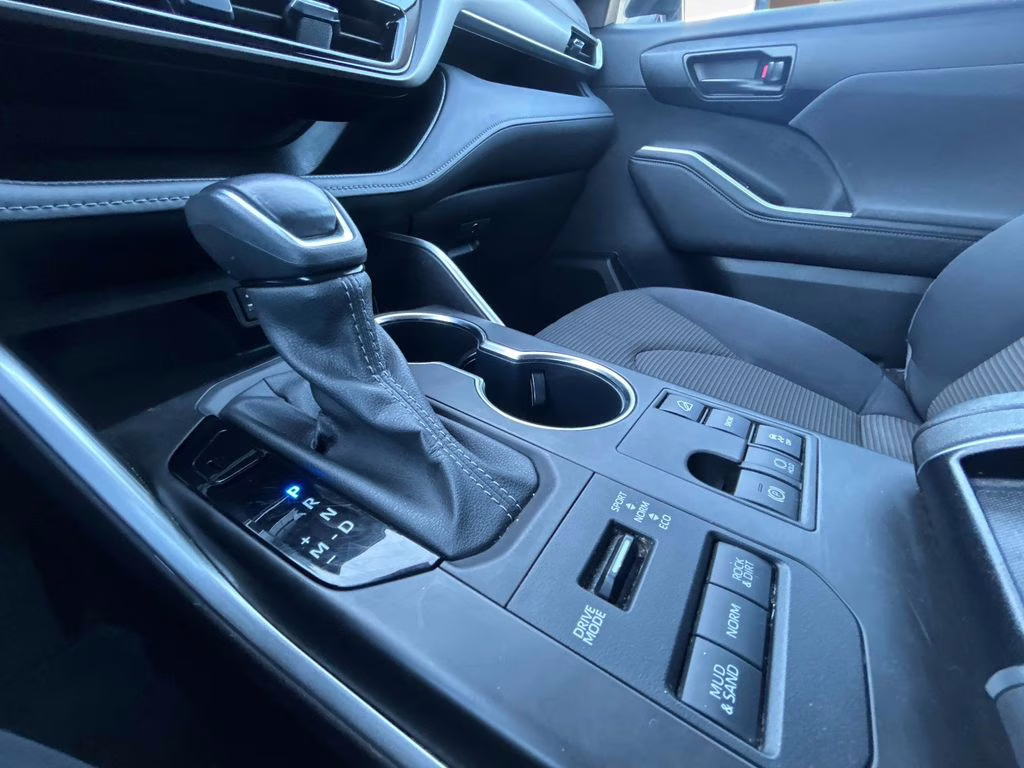 2024 Celestial Silver Metallic Toyota Highlander LE AWD SUV