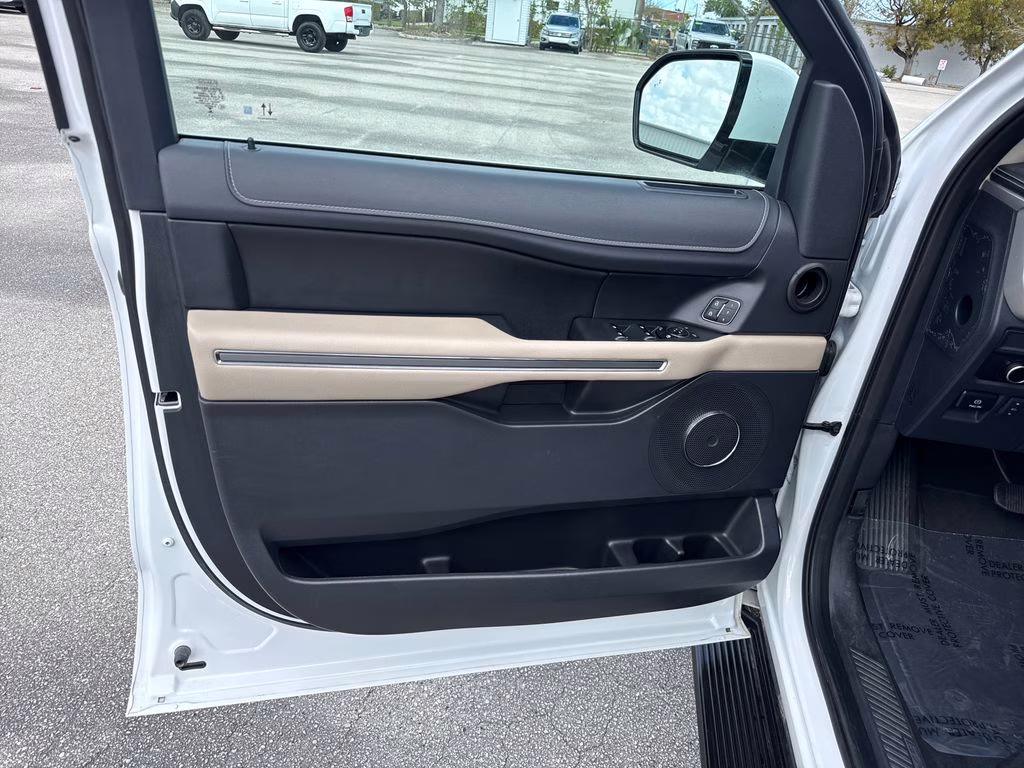 2024 Oxford White Ford Expedition Max XLT 4X4 SUV