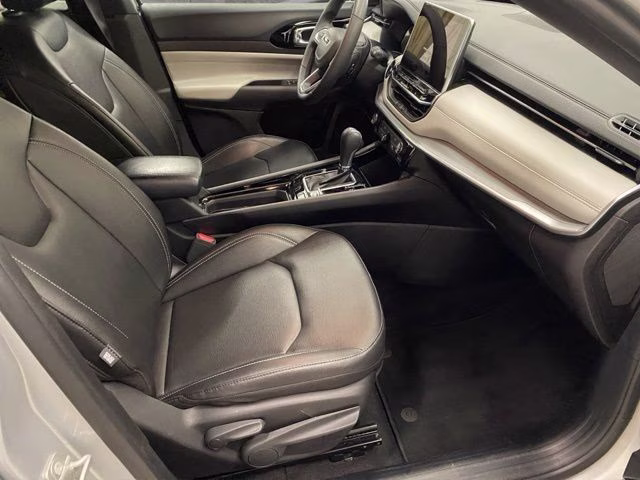 2025 Silver Zynith Metallic Clearcoat Jeep Compass Limited 4X4 SUV
