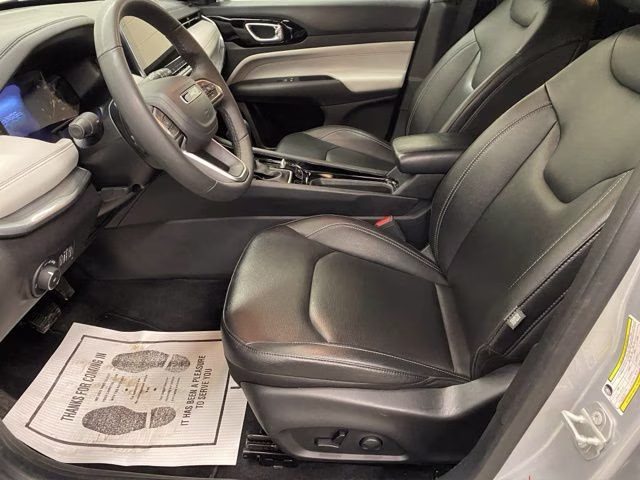 2025 Silver Zynith Metallic Clearcoat Jeep Compass Limited 4X4 SUV
