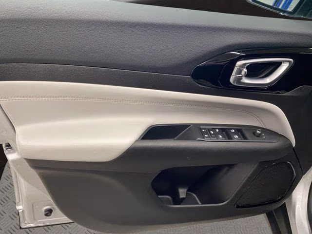 2025 Silver Zynith Metallic Clearcoat Jeep Compass Limited 4X4 SUV