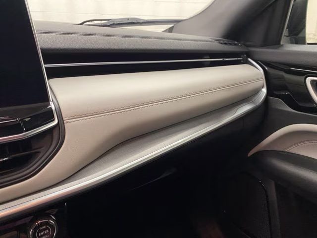 2025 Silver Zynith Metallic Clearcoat Jeep Compass Limited 4X4 SUV