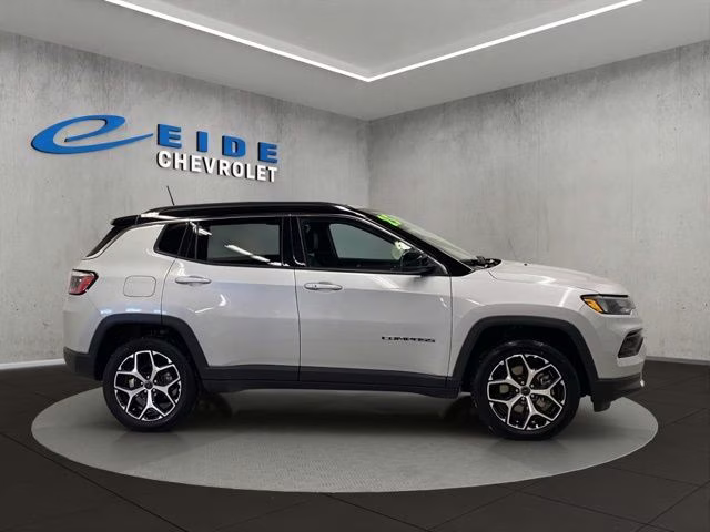 2025 Silver Zynith Metallic Clearcoat Jeep Compass Limited 4X4 SUV