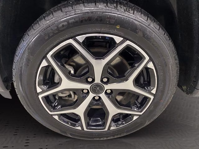 2025 Silver Zynith Metallic Clearcoat Jeep Compass Limited 4X4 SUV